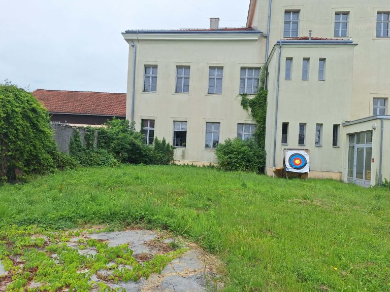 Dio dvorišta Stare škole, točno ispred naših prozora.
